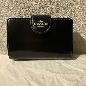 Coach Middle Zip Patent Leather Wallet NWT